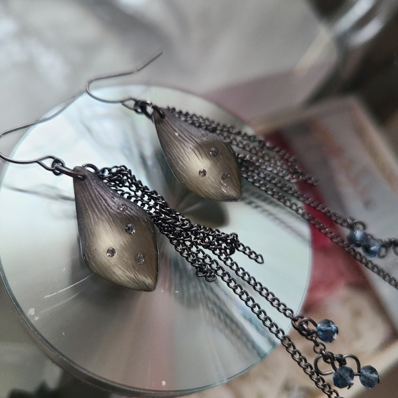 Olive gem dangle earrings - Picture 2 of 4